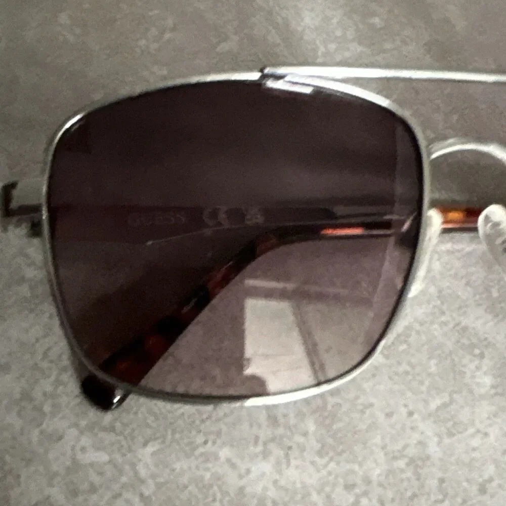 Guess lens has